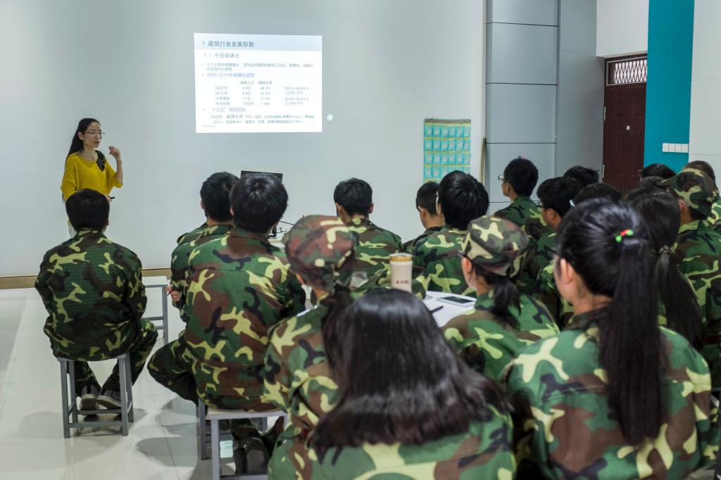 KissJAV
胡春红教授为本科生做入学教育